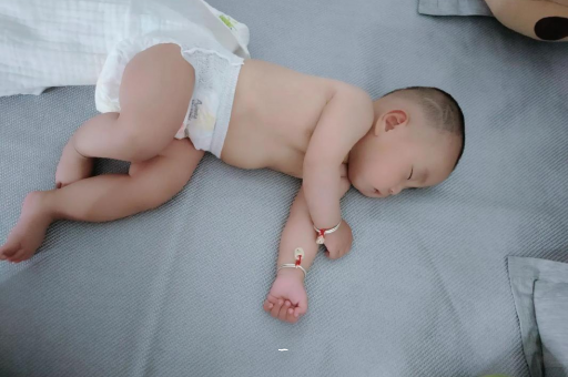 供卵包生男孩公司宝宝肠胀气的症状